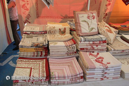 當地市場上的傳統紡織精品